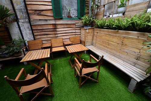 Quán cafe thô mộc trong ngõ hẹp phố cổ