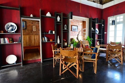 Quán cafe thô mộc trong ngõ hẹp phố cổ