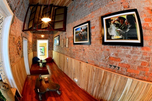 Quán cafe thô mộc trong ngõ hẹp phố cổ