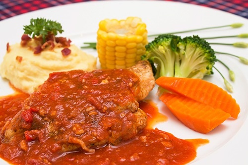 Tới nhà hàng món Âu ăn bánh xèo A Phủ 