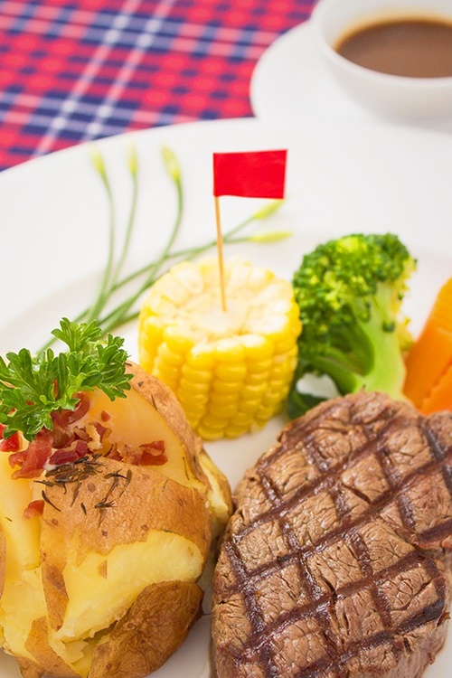 Tới nhà hàng món Âu ăn bánh xèo A Phủ 