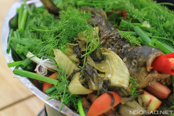 Ngoài cá chép, các thành phần như dưa chua, hành lá và thì là đã góp phần tạo nên hương vị thơm ngon cho món ăn này.