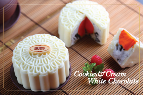 Chiếc bánh trung thu vị kem Cookies & Cream với 2 gam màu đen trắng làm nổi bật nhân lòng đỏ bằng Sherbet cam.