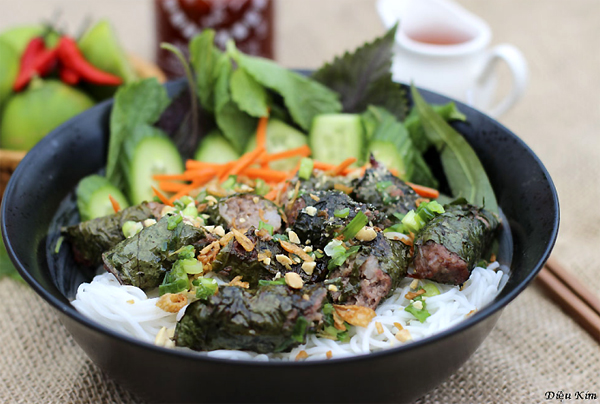 Món ăn được ưa thích nhờ hương thơm thoang thoảng đầy đầy hấp dẫn của lá lốt.
