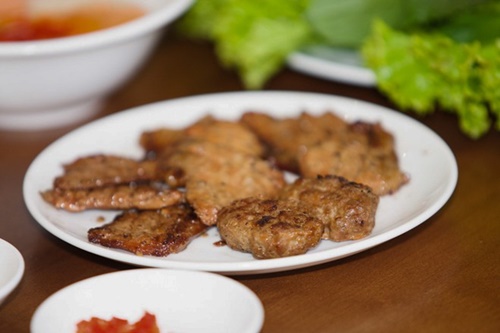 Để dung hòa cái khô thơm của phần thịt mông bằm nhuyễn