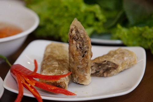 Bởi tất cả tinh hoa của món ăn đã tập trung vào những cuộn nem giòn tan, đậm đà.