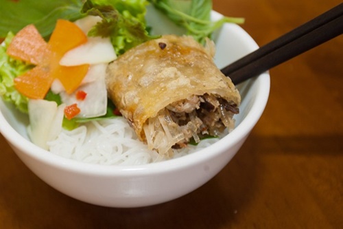 Ngoài cua, một cuốn nem ngon không thể thiếu sự hiện diện của hàng loạt nguyên liệu khác như tôm, nấm mèo, nấm hương, miến...