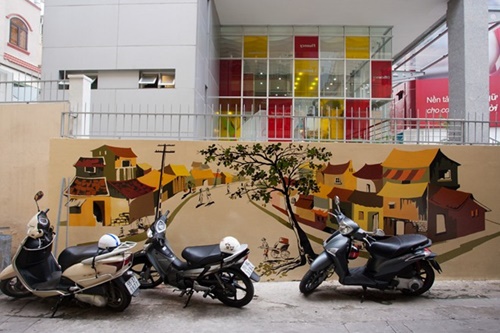 Bức tường trước quán.
