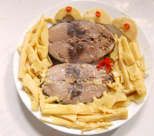 Đậm đà cá ngừ kho măng chua