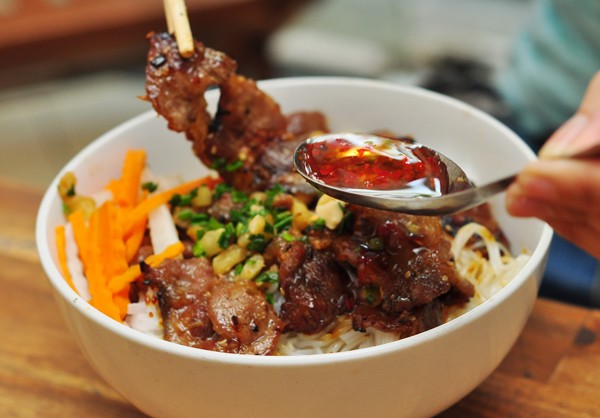 Bún thịt nướng thuộc nhóm món trộn.