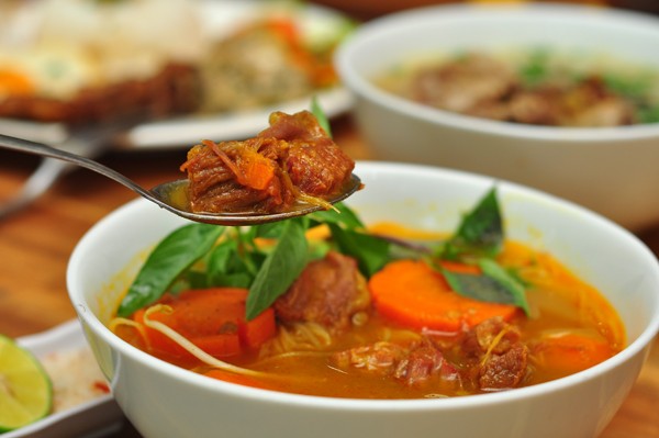 Hủ tíu bò kho thì chất và đắt hơn - giá 40.000 đồng. Đây đều là những món hợp lý cho bữa trưa của dân văn phòng.