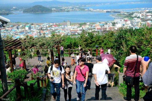 Đến khoảng lưng chừng núi là bạn đã có thể chiêm ngưỡng toàn bộ đảo Jeju từ xa, trông thật nhỏ bé và xinh đẹp.