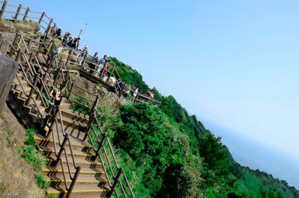 Không khí trên đỉnh núi vô cùng thoáng đãng và trong lành. Bạn sẽ ngỡ ngàng với nhiều phong cảnh tuyệt đẹp hiện ra trước mắt.