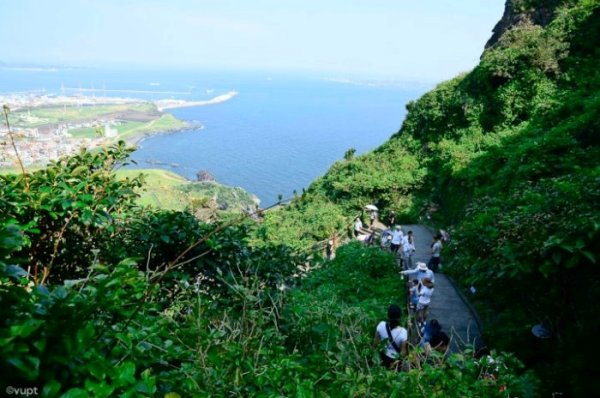 Phóng tầm mắt nhìn xuống dưới là thành phố bên bờ biển trên đảo Jeju tựa như một bức tranh thủy mặc.