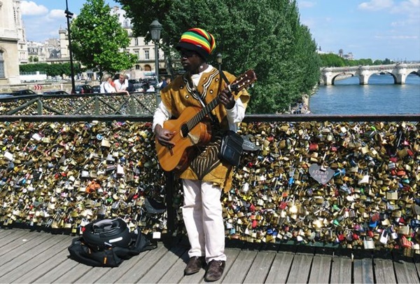 Trong hình là cầu đi bộ Pont des Arts nổi tiếng với tên gọi "cầu khóa tình yêu".