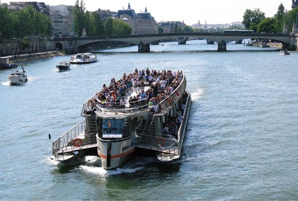 Một trải nghiệm không thể bỏ qua khi ghé thăm Paris là ngồi du thuyền trên sông Seine để thưởng ngoạn kinh đô ánh sáng.