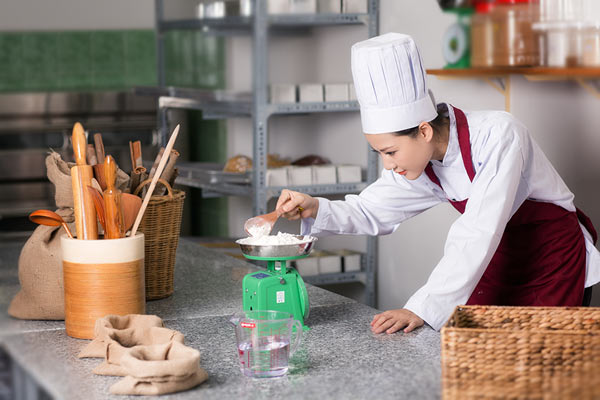 Theo tiết lộ từ cô Hoa hậu có khương mặt khả ái này, nhiều tháng qua, cô đã tạm dừng các hoạt động giải trí, nghệ thuật... để theo học một khóa làm bánh chuyên nghiệp.