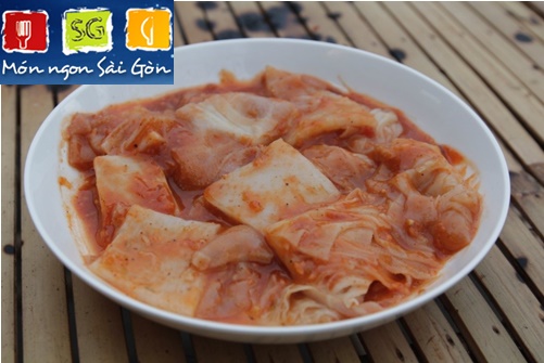 “Sách bò ngũ vị” dai dòn đậm đà khi được nướng trên bếp hồng.