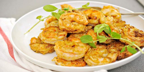 2. Tôm rang bơ tỏi Nguyên liệu: - 300g tôm đất, rửa sạch, bóc vỏ - 50g bơ lạt - Hành tím, tỏi băm nhỏ - Thì là, rửa sạch, xắt nhỏ - Gia vị: nước mắm, hạt tiêu Cách làm: Bước 1: Bắt chảo lên bếp đến khi nóng thì cho bơ vào. Thêm hành tỏi, thì là phi thơm. Sau đó cho tôm vào đảo đều. Bước 2: Khi tôm chín, các bạn nêm nước mắm, hạt tiêu cho vừa ăn rồi đảo thêm khoảng 1' thì tắt bếp.