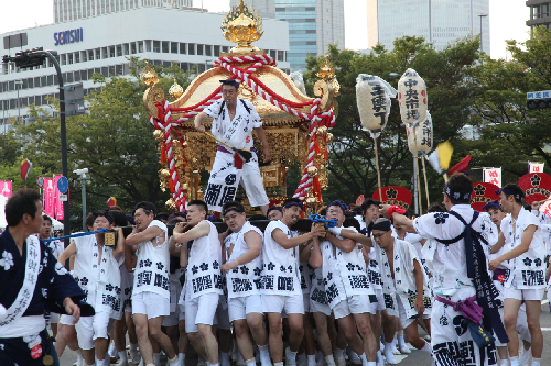 Kiệu rước thần Sugawara Michizane ra khỏi đền Tenmangu. Ảnh: senkyu