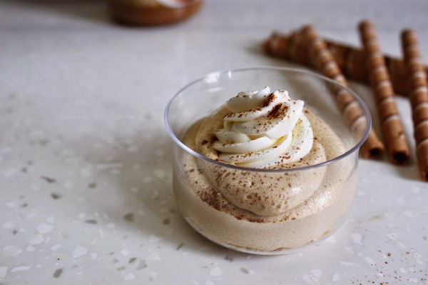 Mousse pho mai ăn với bánh quế ngon tuyệt.