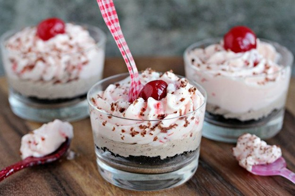 Pho mai với những hạt chocolate giòn giòn đặt dưới cùng bên trên phủ