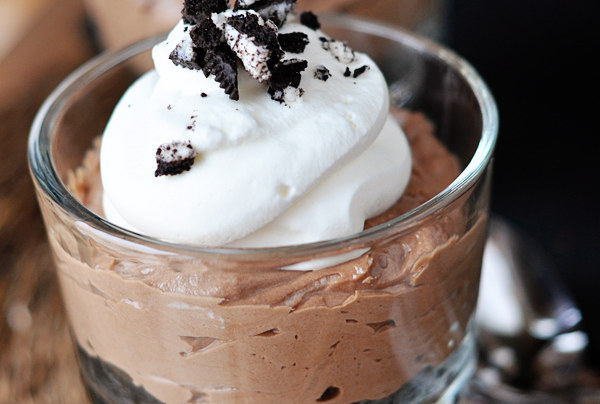 Pho mai phủ kem nutella trộn với bánh oreo.