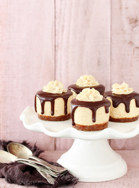 Pho mai chocolate vani với lớp vỏ làm bằng bánh quy và bơ nghiền vừa giòn vừa thơm.
