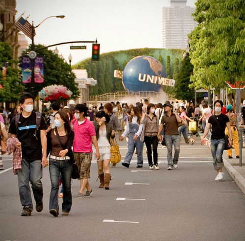 Khi bị cảm cúm, người Nhật thường đeo khẩu trang. Ảnh: Japanese.