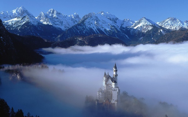 Lâu đài Neuschwanstein nổi tiếng ở vùng Bavaria ẩn khuất trong sương chiều.