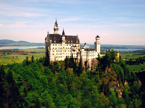 Tòa lâu đài Neuschwanstein này được cho là mô hình để các công viên Disney Land khắp thế giới mô phỏng.