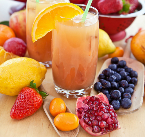  Cách thực hiện:  Trái cây rửa sạch, gọt vỏ, cắt nhỏ rồi đổ máy xay nước ép.  Thêm sữa tươi, đường, kem tươi tùy theo khẩu vị.  Khi trái cây đã ép nhuyễn thì thêm đá viên vào xay mịn lần nữa.  Sau đó đổ ra ly, trang trí với một vài lát hoa quả tươi và thưởng thức.
