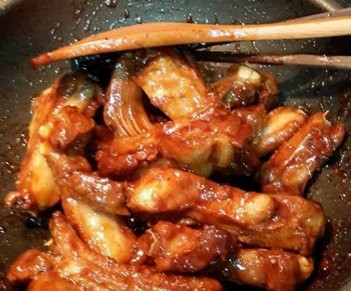 Nướng sườn trên chảo.