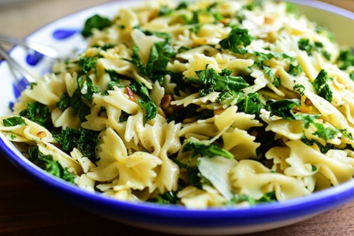 Salad mì ống cải xoăn