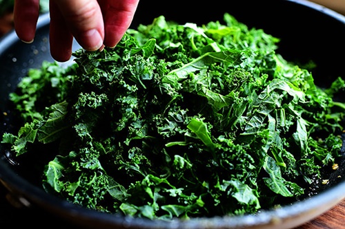 Salad mì ống cải xoăn