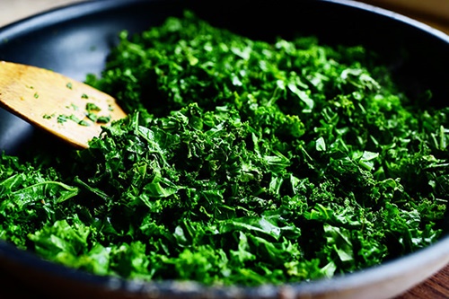 Salad mì ống cải xoăn