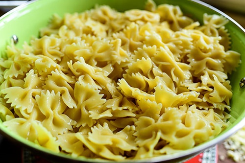 Salad mì ống cải xoăn