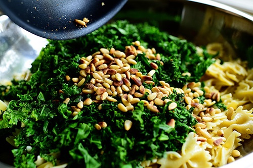 Salad mì ống cải xoăn