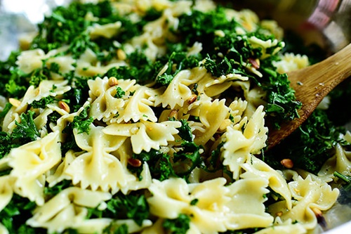Salad mì ống cải xoăn