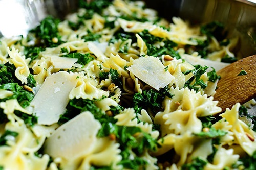 Salad mì ống cải xoăn