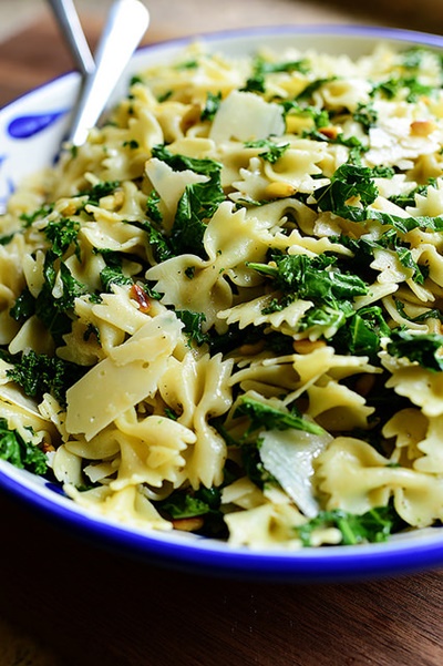 Salad mì ống cải xoăn