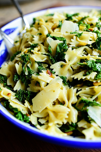 Salad mì ống cải xoăn