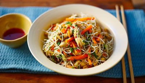 Salad mì gà hấp Thái