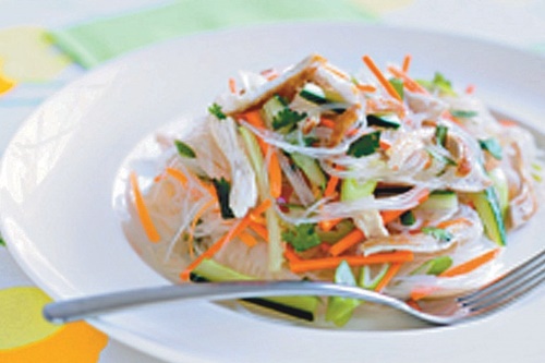 Salad mì gà hấp Thái