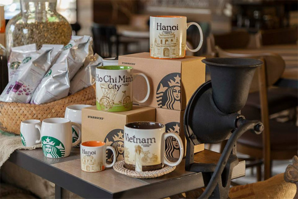 Các ly sứ và nhựa in tên các địa danh là một nét đặc biệt của Starbucks ở khắp nơi trên thế giới.