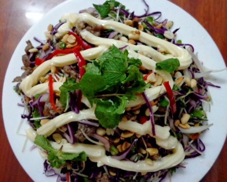 Salad rau mầm thịt bò. 