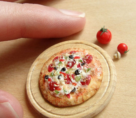 Chiếc pizza tí hon trông thật ngộ nghĩnh.