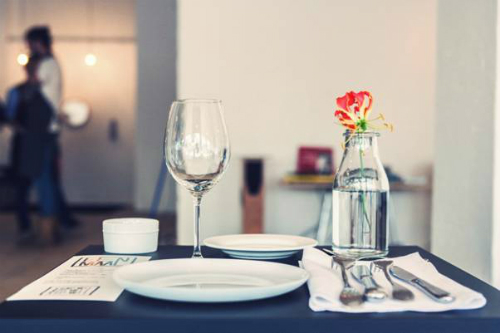 Thưởng thức bữa ăn tại nhà hàng chỉ dành cho khách đơn