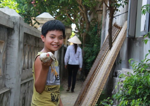 Mẩu bánh đa thừa, bột gạo... được tận dụng để nuôi lợn, nuôi gà. Đất chật, người đông nên chuồng chăn nuôi cũng được làm giáp ngõ, thành ra nhà nào có bao nhiêu lợn, bao nhiêu gà thì người trong làng cũng có thể đếm được hết.