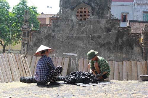 Bánh đa Thổ Hà không phải mang đi rao bán mà có người đến mua tận nơi. Bánh đa bán 15.000 đồng/chiếc nhưng thực khách có thể cảm nhận được vị bùi của lạc, vị ngọt của dừa, đường phèn, thơm của gạo, của vừng trong miếng bánh giòn tan khi cầm trên tay. Trong mỗi chồng bánh bọc vào túi nilon đều có tên, số điện thoại, của chủ sản xuất và xuất xứ của chiếc bánh đa.